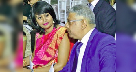 Pushpanjali Luchoo et le ministre Ashit Gungah lors d’un défilé du Fashion and Design Institute en août.