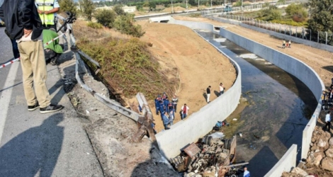 Enquêteurs et secours inspectent le lieu de l'accident d'un véhicule de migrant plusieurs morts à Izmir en Turquie, le 14 octobre 2018.