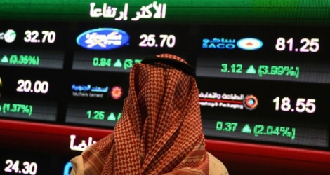 Un Saoudien observe l'indice Tadawul All-Shares Index (Tasi) à Ryad, le 14 décembre 2016.