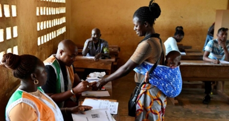 Une femme vote en Côte d'Ivoire dans la ville de Katiola, le 13 octobre 2018.