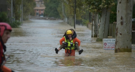 Un pompier secourt un jeune homme le 15 octobre 2018 à Trèbes, près de Carcassonne.