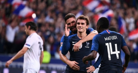 Antoine Griezmann congratulé par Olivier Giroud et Blaise Matuidi après son 2e but avec les Bleus contre l'Allemagne au Stade de France, le 16 octobre 2018.