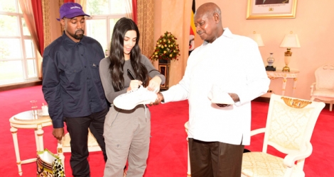 Kanye West et son épouse Kim Kardashian ont rendu visite lundi au président ougandais Yoweri Museveni.