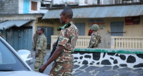 Des soldats comoriens sont stationnés aux abords de la médina de Mutsamudu à Anjouan, le 19 octobre 2018.