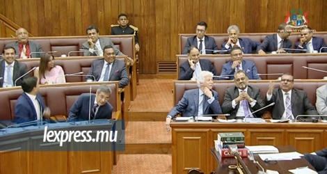 Le manque d’agressivité des députés de l’opposition lors de la reprise parlementaire n’est pas passé inaperçu, mardi.