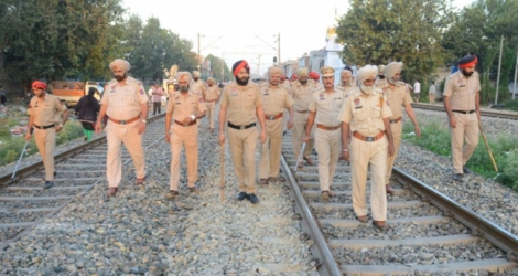 Des policiers enquêtent, le 20 octobre 2018, sur les circonstances de l'accident après qu'un train a percuté une foule présente sur les rails, près d'Amritsar, en Inde.