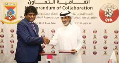 Samir Sobha en compagnie du Sheikh Al Thani lors de la signature de l’accord avec la «Qatar Football Association» alors que le football est loin d’être populaire au Qatar.