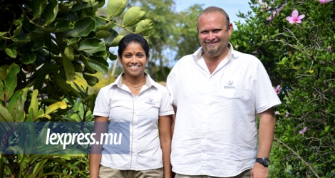 Saloni Soopramanien et Jean Luc Guého, respectivement «Nursery Officer» et «Operations Manager», ont une passion commune pour les plantes endémiques.