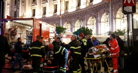 Intervention des pompiers italiens dans le métro après l'écroulement d'un escalier mécanique, le 23 octobre 2018 à Rome.