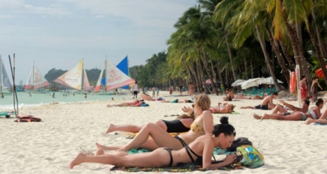 Des touristes sur une plage de Boracay aux Philippines, le 7 avril 2018.