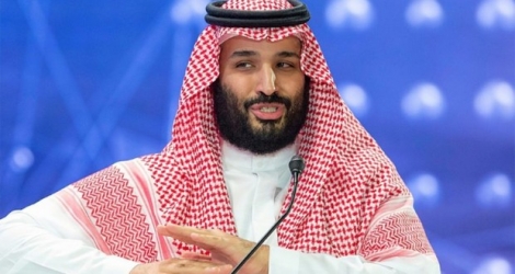 Une photo fournie par le palais royal saoudien montre le prince héritier Mohammed ben Salmane s'exprimant à un forum économique à Ryad, le 24 octobre 2018