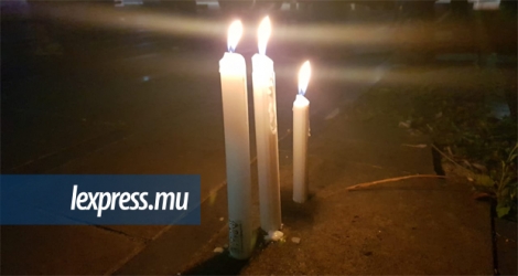 Des bougies ont été allumées à la place d’Armes en hommage à Ritesh Gobin hier, mercredi 24 octobre.