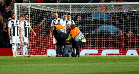 Trois supporters, dont un avec un maillot de Manchester, ont réussi à tromper la vigilance de la sécurité et entrer sur le terrain lors de la rencontre perdue par les Anglais. 