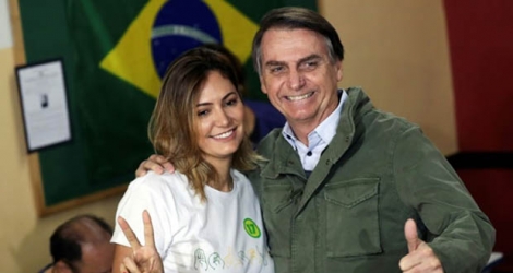 Jair Bolsonaro et sa femme Michelle à leur arrivée dans un bureau de vote à Rio pour le deuxième tour la présidentielle brésilienne le 28 octobre 2018