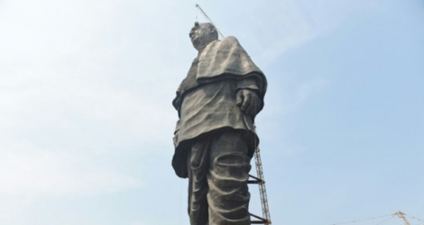Des ouvriers indiens prennent la pose au pied de la «Statue de l'Unité» représentant Sardar Vallabhbhai Patel, figure historique célébrée par les nationalistes hindous, le 18 octobre 2018.