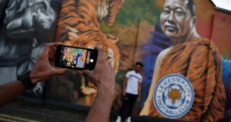 Une peinture murale représentant le président de Leicester City Srivaddhanaprabha, à Leicester le 28 octobre 2018