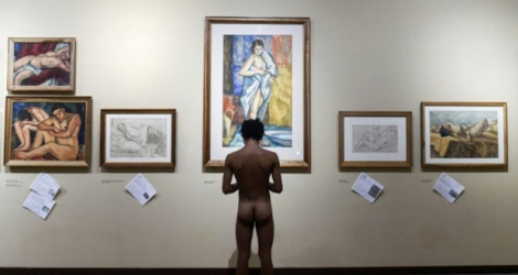 Un visiteur de la maison-musée du peintre colombien Pedro Nel Gomez, à Medellin, lors d'une journée portes ouvertes réservée aux nudistes, le 27 octobre 2018. 
