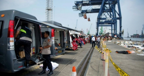 Des ambulances positionnées sur un quai du port de Jakarta pour emporter les corps des victimes du vol Lion Air récupérés par les secouristes.