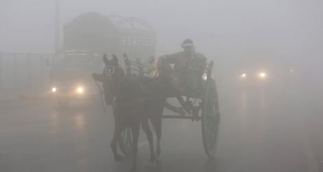 Un épais mélange gris de fumée et de brouillard a recouvert la capitale indienne.