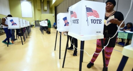 Des Américains votent dans un gymnase de Los Angeles (Californie) pour les élections de mi-mandat, le 6 novembre 2018