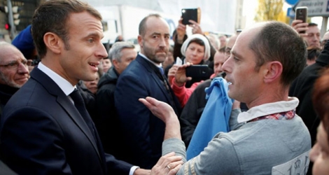 Un homme interpelle Emmanuel Macron devant la préfecture de Charleville-Mézières