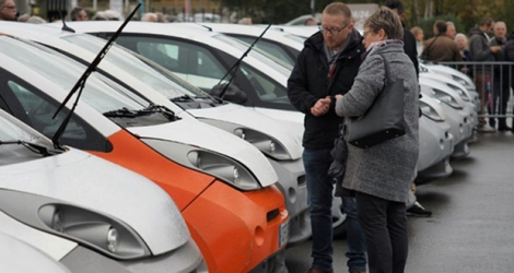 Des anciennes Autolib' en vente sur un parking de Romorantin, dans le Loir-et-Cher, le 10 novembre 2018 