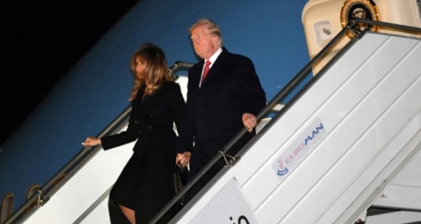 Le président américain Donald Trump et son épouse Melania arrivent à l'aéroport d'Orly le 9 novembre 2018.