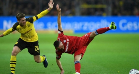 Le milieu français du Bayern Munich, Franck Ribéry (d), à la lutte avec le défenseur polonais de Dortmund, Lukasz Piszczek, en Bundesliga, à Dortmund, le 10 novembre 2018.