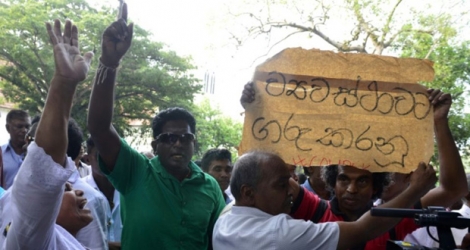 Des partisans du Premier ministre sri-lankais sortant Ranil Wickremesinghe rassemblés près de la Cour suprême à Colombo, le 13 novembre 2018.