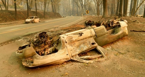 Des véhicules calcinés bordent la route vers Paradise, dans le nord de la Californie, où un feu de forêt a fait au moins 42 morts, le 12 novembre 2018.