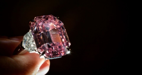 Ce diamant de 18,96 carats a été découvert il y a environ un siècle en Afrique du Sud (photo prise le 8 novembre 2018 à Genève).