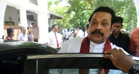 Le nouveau Premier ministre sri-lankais Mahinda Rajapakse quittant sa résidence à Colombo, le 11 novembre 2018.