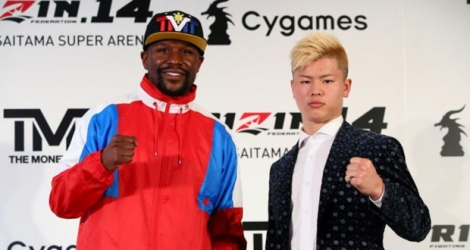 Le boxeur américain Floyd Mayweather (gauche) et le Japonais Nobuyuki Sakakibara, en octobre 2018 à Tokyo.