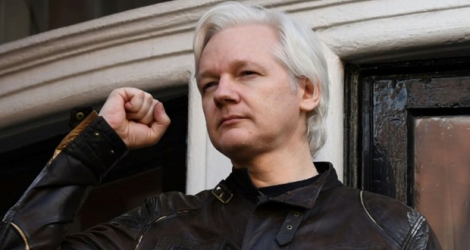 Le fondateur de WikiLeaks Julian Assange sur le balcon de l'ambassade d'Equateur à Londres, le 19 mai 2017.