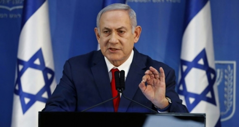 Le Premier ministre israélien Benjamin Netanyahu, confronté à une crise politique, s'exprime à Tel-Aviv lors d'une déclaration télévisée et devant la presse, le 18 novembre 2018 
