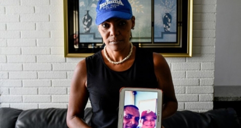 Yamileth Marcano montre une photo de son frère, tué à coups de poings par un jeune qui voulait lui voler son smartphone, lors d'un entretien avec l'AFP chez elle à Caracas le 12 novembre 2018.