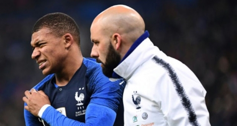 Kylian Mbappé blessé quitte le terrain lors du match amical face à l'Uruguay au Stade de France le 20 novembre 2018.