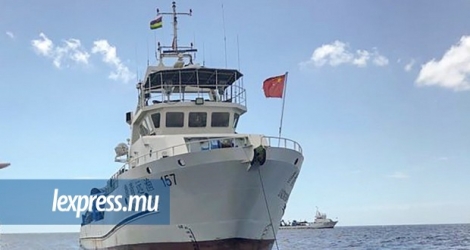 Si les navires ne peuvent opérer dans la zone maritime mauricienne, la compagnie propriétaire doit quand même débourser pour le salaire des membres d’équipage, entre autres.