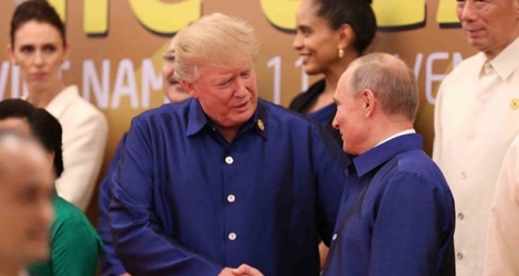 Donald Trump et Vladimir Poutine à l'occasion du sommet de L'Apec en novembre 2017. 