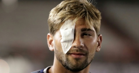 Le milieu de terrain Gonzalo Lamardo portait un bandage à l'oeil droit sur la pelouse du stade Monumental après le caillassage du car de son équipe de Boca Juniors, le 24 novembre 2018 à Buenos Aires.