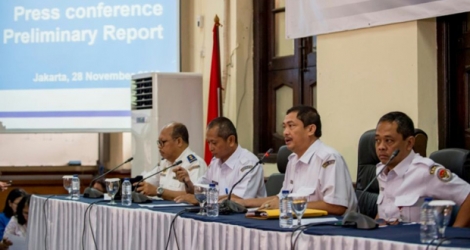 Les membres de l'Agence de sécurité des transports, lors de la présentation d'un rapport d'enquête préliminaire sur le crash du Boeing 737 de Lion Air, le 28 novembre 2018 à Jakarta, en Indonésie.