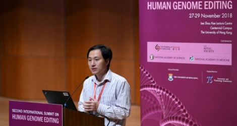 Le chercheur chinois He Jiankui fait une intervention lors du second Sommet international sur l'édition du génome, le 28 novembre 2018 à Hong Kong.