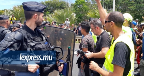 La démonstration de force des gendarmes n’a pas intimidé la foule, hier, à La Réunion. © Anne-Lise Mestry