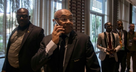 Le président de la CAF Ahmad Ahmad (c) au téléphone à sa sortie de la réunion extraordinaire à Accra visant à retirer l'organisation de la CAN-2019 au Cameroun le 30 novembre 2018.