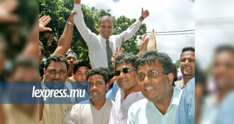 Prakash Maunthrooa lors de la campagne électorale au n°7 en 2003. Il avait mordu la poussière.