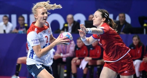 La Norvégienne Henny Ella Reistad attaque la Tchèque Helena Rysankova dans le groupe D de l'Euro à Brest.