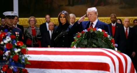 L'actuel président des Etats-Unis Donald Trump et sa femme Melania devant le cercueil du 41e président des Etats-Unis George H. W. Bush, sous la coupole du Capitole à Washington, le 3 décembre 2018