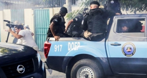 La police antiémeutes tire des grenades paralysantes contre des journalistes lors d'une manifestation contre le gouvernement du président nicaraguayen Daniel Ortega, le 29 septembre 2018 à Managua