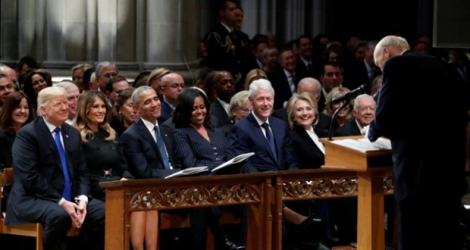 Le président américain Donald Trump et son épouse Melania Trump, aux côtés des ex-présidents et Premières dames Barack et Michelle Obama, Bill et Hillary Clinton, Jimmy et Rosalynn Carter, lors des obsèques d'Etat de George H. W. Bush, le 5 décembre 2018 à Washington.