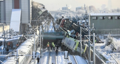 Des secouristes sur les lieux d'une collision entre un train à grande vitesse et une locomotive qui a fait au moins neuf morts et 47 blessés à Ankara, le 13 décembre 2018.